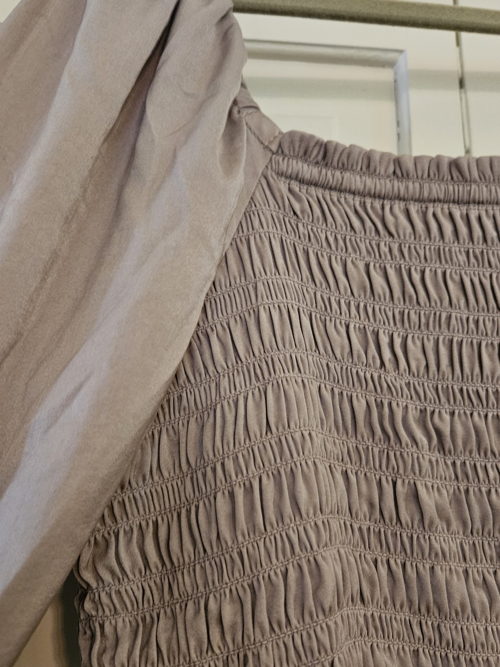 GAP size L Smocked Long Sleeve Shirt in Taupe-Mauve